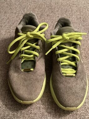 Nike Grey Suede Sneakers with Neon green Accents 🧩 5️⃣